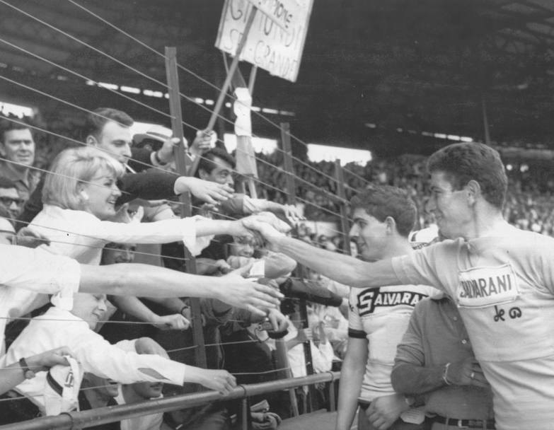 Tour de France 1965, il vincitore Felice Gimondi stringe la mano ai tifosi, alcuni arrivati per lui dall’Italia. Fu un successo netto e sorprendente, specie per i francesi, che non lo avevano tenuto nella dovuta considerazione, attribuendo a Raymond Poulidor il ruolo di favorito. (Upi)